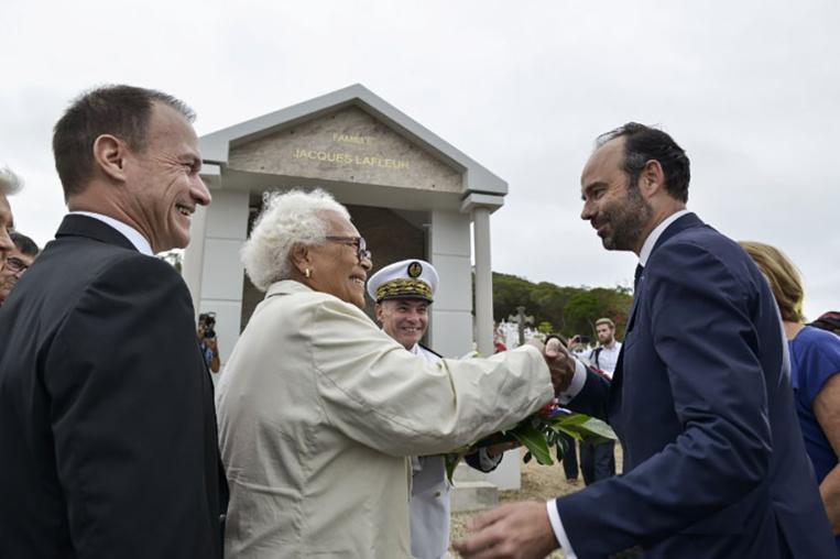 Nouvelle-Calédonie: Edouard Philippe sur la tombe de Jean-Marie Tjibaou Nouvelle-Calédonie: Edouard Philippe sur la tombe de Jean-Marie Tjibaou