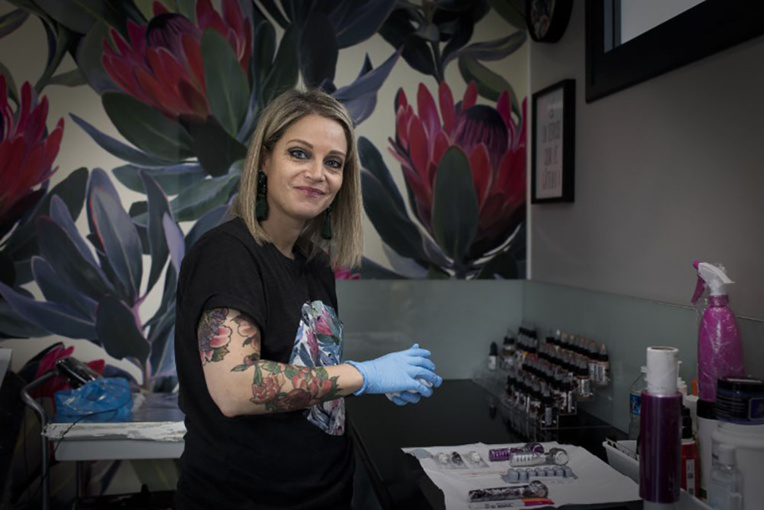 Alexia Cassar, la tatoueuse qui répare les seins des femmes