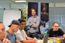 Léon Dupuis entouré d'une équipe d'élèves polynésiens