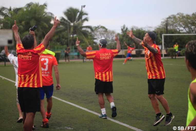 Le staf de Dragon exhulte au quatrième but Le staf de Dragon exhulte au quatrième but