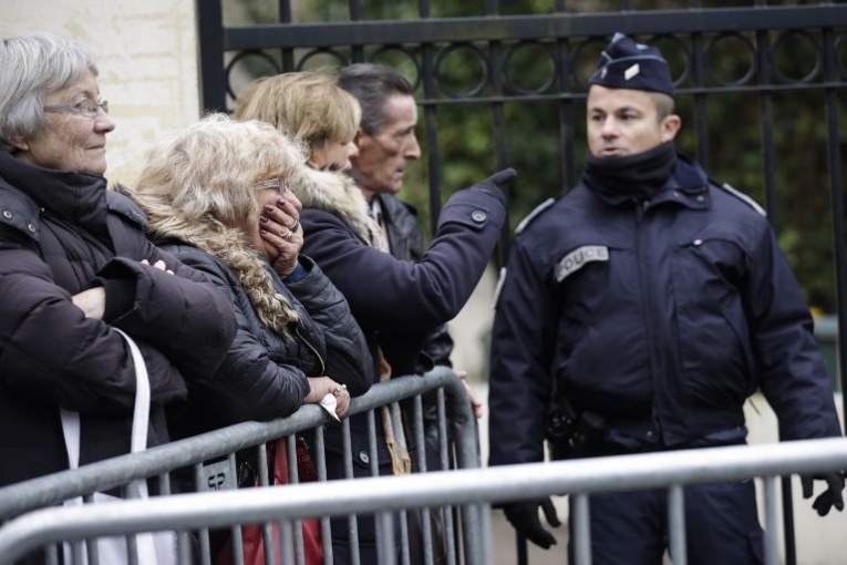 "Je pleure pour lui et pour moi": à Marnes-la-Coquette, des fans en deuil de Johnny "Je pleure pour lui et pour moi": à Marnes-la-Coquette, des fans en deuil de Johnny