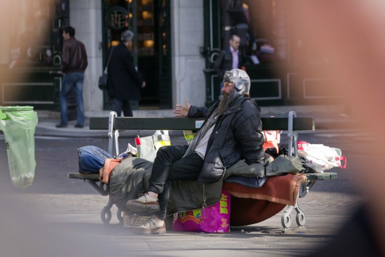 Douche, picots, plans inclinés... : la fondation Abbé Pierre se mobilise contre les dispositifs anti-SDF Douche, picots, plans inclinés... : la fondation Abbé Pierre se mobilise contre les dispositifs anti-SDF