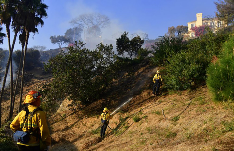 Les flammes atteignent Los Angeles et ses luxueux quartiers