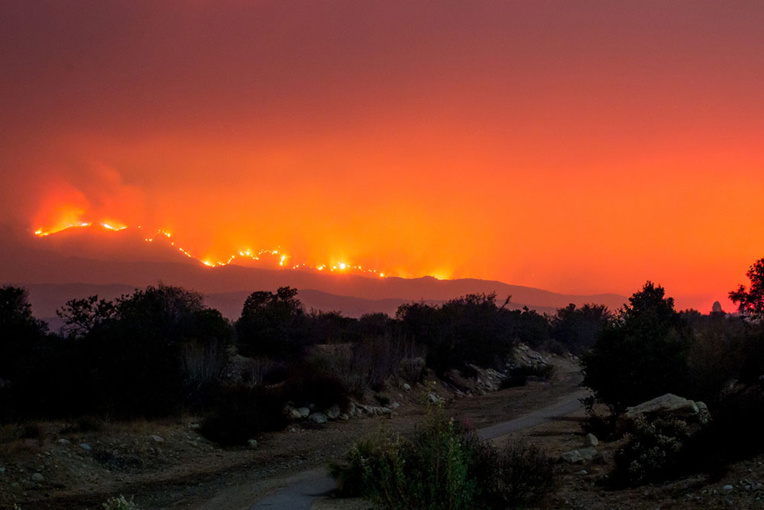 Des vents dignes d'un ouragan attisent les incendies de Californie