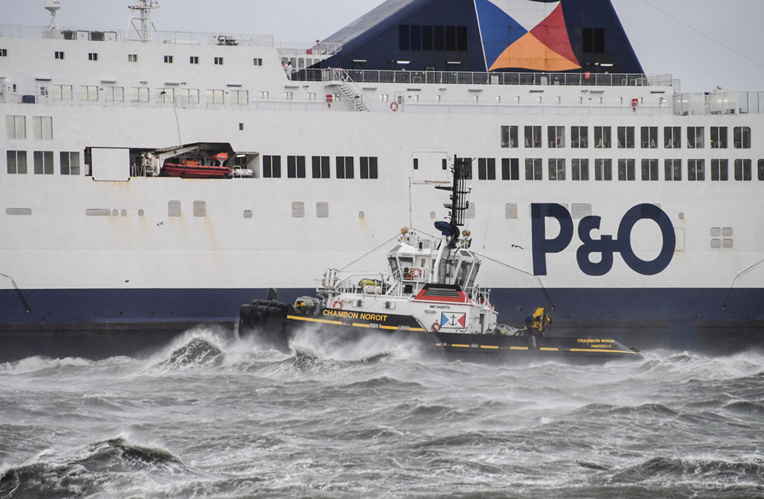Calais: un ferry échoué dans le port, les passagers rembarqués pour Douvres