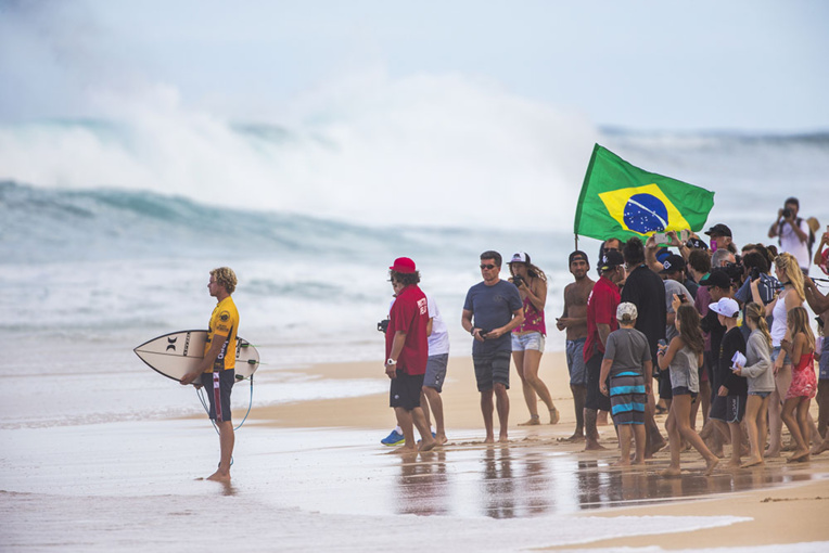 Surf/circuit mondial - Hawaï: Florence dans le bon tempo, Medina en danger Surf/circuit mondial - Hawaï: Florence dans le bon tempo, Medina en danger