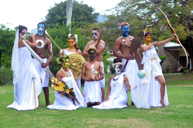 Tepoe, Tamatoa, Yacinthe, Ravahere, Jean, Hinarii, Tuanaki, Mayerline, Rea et Julien représentent les Dieux de l’Olympe version Pirae. Tepoe, Tamatoa, Yacinthe, Ravahere, Jean, Hinarii, Tuanaki, Mayerline, Rea et Julien représentent les Dieux de l’Olympe version Pirae.