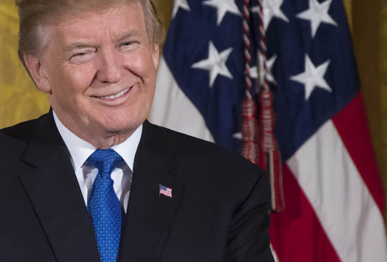 Trump "indigne de nettoyer les toilettes" de la bibliothèque Obama, assène USA Today