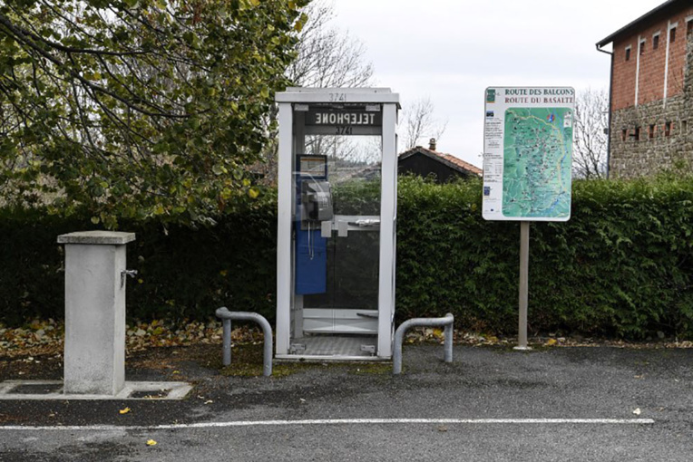 Symbole de l'ère pré-numérique, la cabine téléphonique raccroche Symbole de l'ère pré-numérique, la cabine téléphonique raccroche