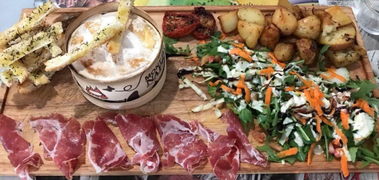 : Le Mont d’or, fromage du Haut-Jura, se trouve rarement sur les cartes des restaurants du fenua. : Le Mont d’or, fromage du Haut-Jura, se trouve rarement sur les cartes des restaurants du fenua.