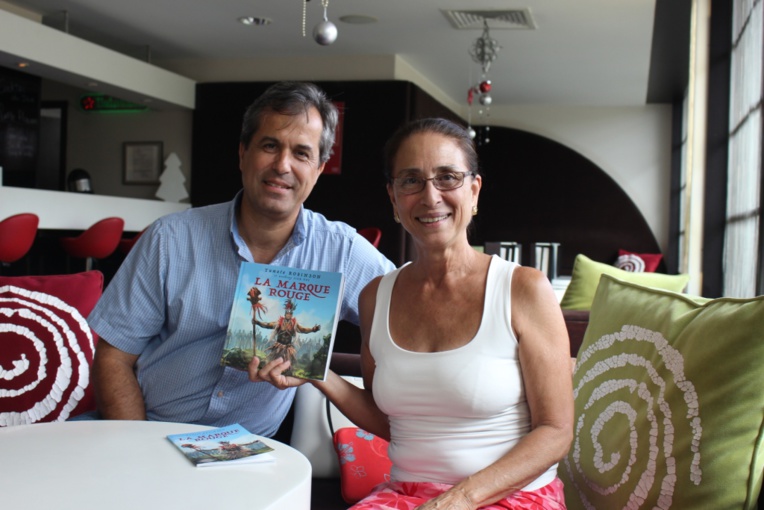'Api Tahiti sort la Marque rouge, un livre de Tumata Robinson et Anthony Cier Foc