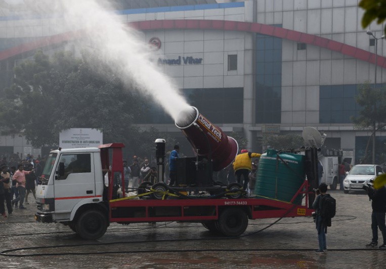 Un brumisateur géant contre la pollution à Delhi