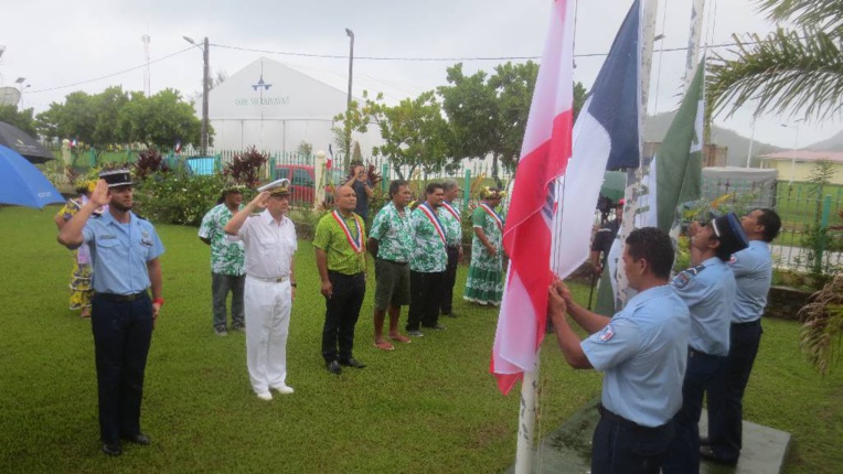 Levée des couleurs à la mairie de Rairua. Levée des couleurs à la mairie de Rairua.