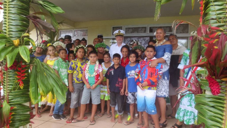 Photo avec les élèves de primaire qui ont interprété l’hymne national et celui de la Polynésie française.