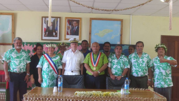 Patrick Naudin avec les membres du conseil municipal de Raivavae et les cadres de la commune.