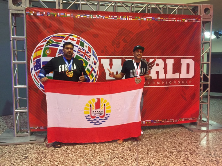 Gendarmes et champions de jiu-jitsu 