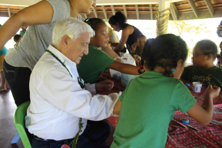 Les membres du Rotary et les enfants ont réalisé ensemble un grand cœur.