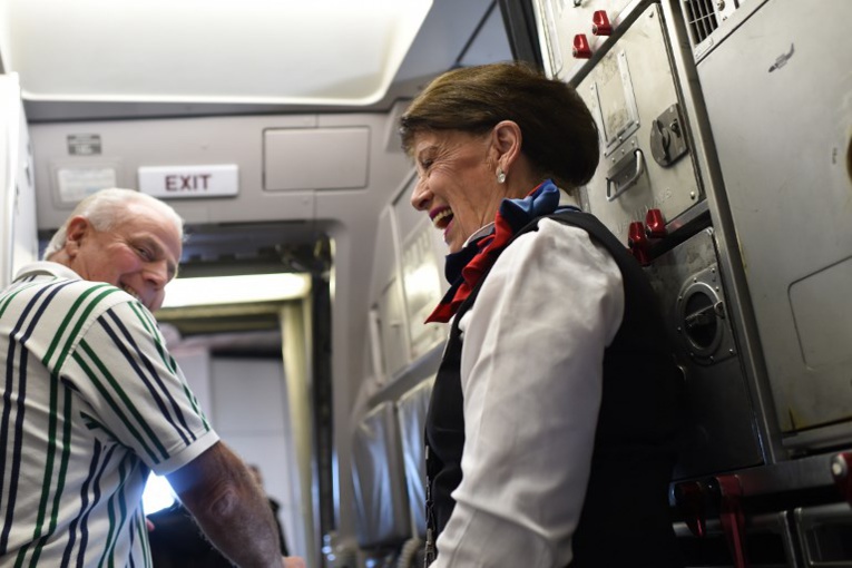 Une hôtesse de l'air suspend le vol du temps