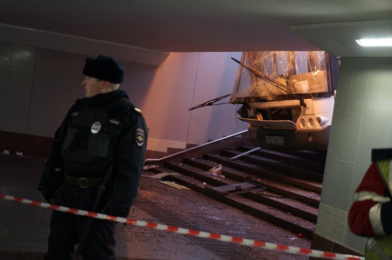 Un autobus fonce dans un passage souterrain à Moscou: 4 morts, la piste de l'accident privilégiée