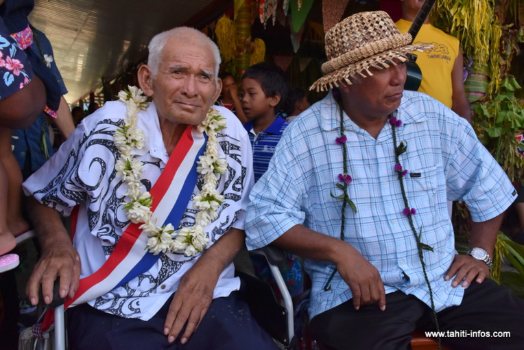 Le Tāvana Henri Brothers, ici en compagnie de son frère Damas, également élu du conseil municipal de Moorea-Maiao. Le Tāvana Henri Brothers, ici en compagnie de son frère Damas, également élu du conseil municipal de Moorea-Maiao.