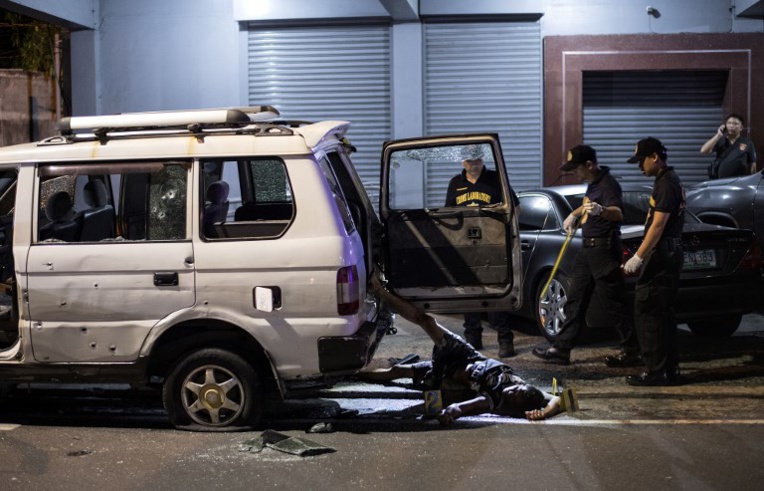 La police philippine tue par erreur une femme blessée en route pour l'hôpital
