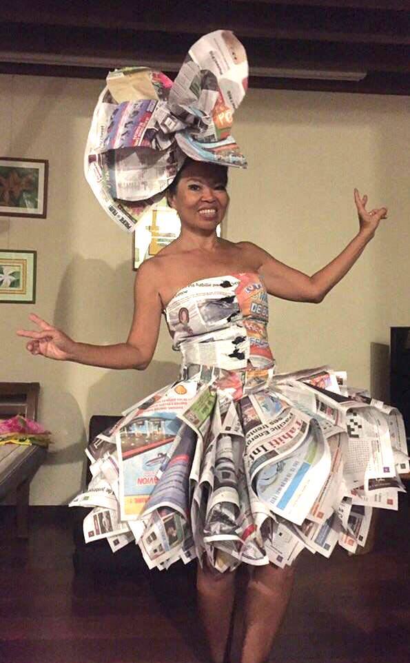 Lorsque le journal Tahiti Infos inspire les artistes… Merci à Juju De Tahiti qui a réalisé cette magnifique robe éphémère. Un bel exemple de recyclage.