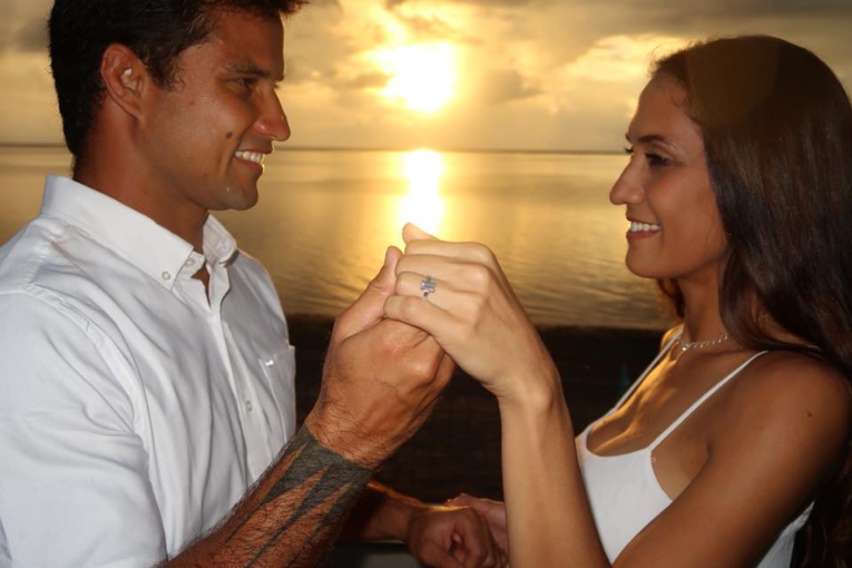 Michel Bourez demande Vaimiti Laurens en mariage Michel Bourez demande Vaimiti Laurens en mariage