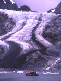 Exploration d'une langue glaciaire à bord des pneumatiques du "Stella Australis". Exploration d'une langue glaciaire à bord des pneumatiques du "Stella Australis".
