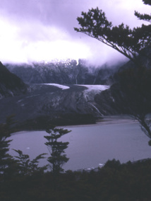 Les glaciers longeant des crêtes où l'érosion est très forte sont recouverts de débris rocheux et paraissent ainsi noirs. Les glaciers longeant des crêtes où l'érosion est très forte sont recouverts de débris rocheux et paraissent ainsi noirs.