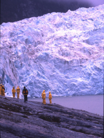Au fond du fjord Pia, le glacier du même nom. Le spectacle des effondrements de blocs de glace est guetté par les touristes.