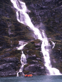 À cause du réchauffement climatique, beaucoup de glaciers de la Terre de Feu n'arrivent plus jusqu'à la mer ; des cascades les prolongent, au fur et à mesure de leur recul et de leur fonte. À cause du réchauffement climatique, beaucoup de glaciers de la Terre de Feu n'arrivent plus jusqu'à la mer ; des cascades les prolongent, au fur et à mesure de leur recul et de leur fonte.