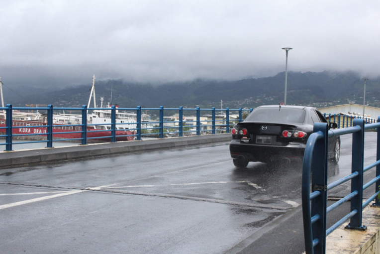 Un nouveau pont routier à une voie va être construit pour les convois de plus de 35 tonnes. Un nouveau pont routier à une voie va être construit pour les convois de plus de 35 tonnes.