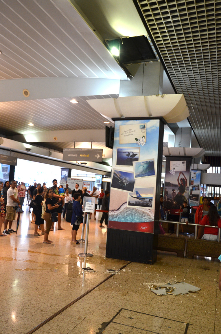 Une plaque se détache du plafond à l'aéroport de Tahiti Faa'a