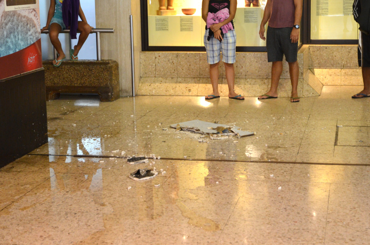 Une plaque se détache du plafond à l'aéroport de Tahiti Faa'a Une plaque se détache du plafond à l'aéroport de Tahiti Faa'a