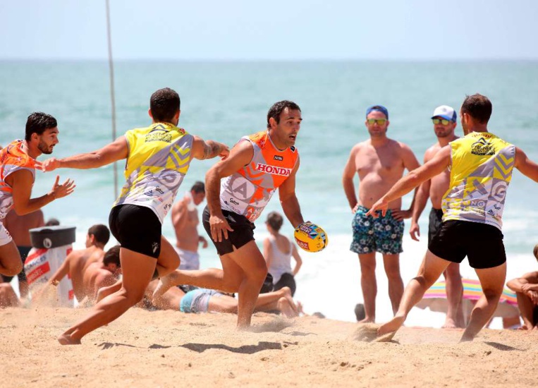 A l'instar du beach soccer, le beach rugby se joue sur du sable A l'instar du beach soccer, le beach rugby se joue sur du sable
