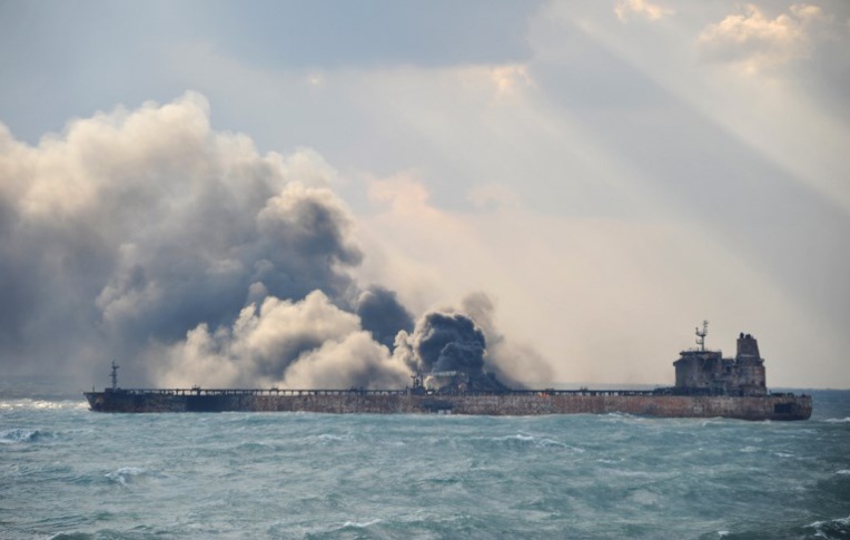 Pétrolier en feu: marée noire écartée, selon les autorités chinoises