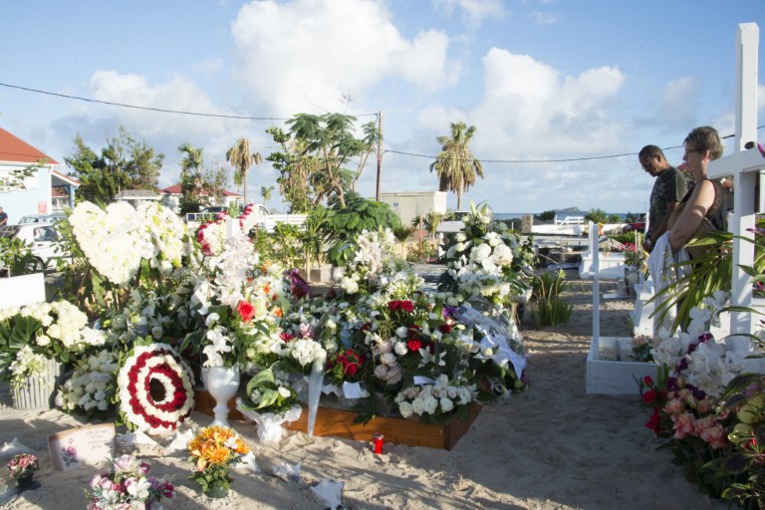 A Saint-Barth, la tombe de Johnny chaque jour refleurie A Saint-Barth, la tombe de Johnny chaque jour refleurie