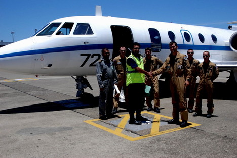 Un avion Gardian (Jet Falcon) de la marine française basée en Nouvelle-Calédonie lors de sa dernière mission de reconnaissance à Fidji, en décembre 2009, après le passage du cyclone Mick.   [165 Kb]