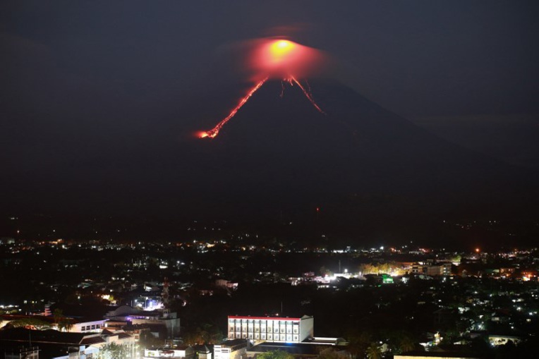 Le réveil du volcan philippin Mayon fait fuir des milliers de personnes Le réveil du volcan philippin Mayon fait fuir des milliers de personnes