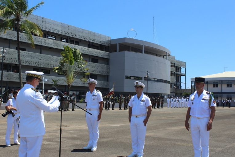 Le contre-amiral Denis Bertrand a remis des lettres de félicitations et témoignages de satisfaction à trois militaires lors de la cérémonie d'inauguration du nouveau bâtiment du Comsup.