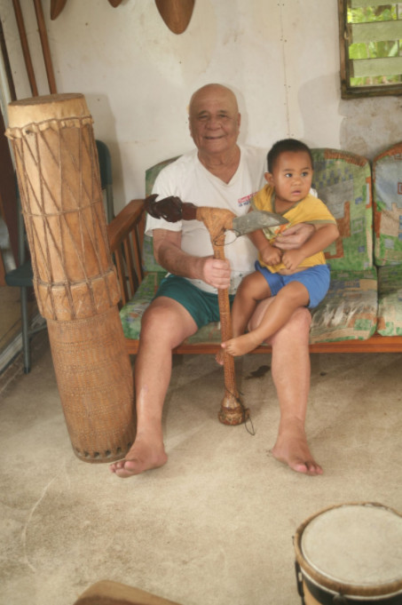 Paul Bataillard, 84 ans, avec son petit-fils. C’est lui qui a sauvé la sculpture sur bois de la disparition à Tubuai.