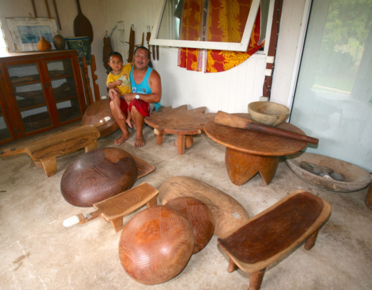 Pierre Bataillard avec son fils, exposant quelques-unes de ses créations. Pierre Bataillard avec son fils, exposant quelques-unes de ses créations.