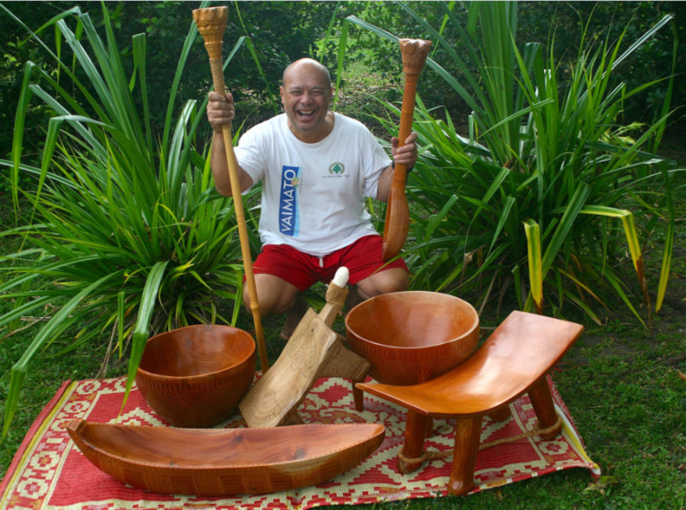 Jacob Bataillard, le grand maître de la sculpture sur bois : en deux ans, il a fait plus de chemin dans son art que beaucoup d’autres ailleurs en dix ou vingt ans. Jacob Bataillard, le grand maître de la sculpture sur bois : en deux ans, il a fait plus de chemin dans son art que beaucoup d’autres ailleurs en dix ou vingt ans.