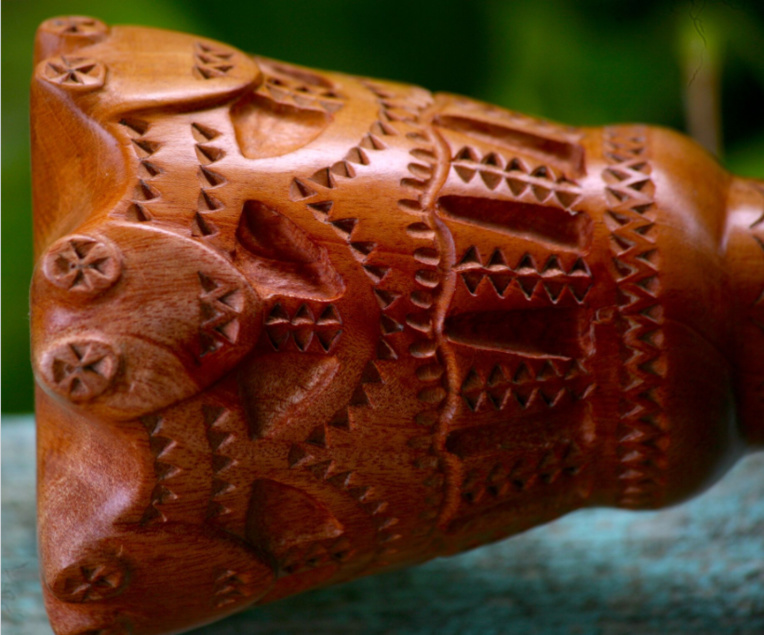 Détail d’un manche de pagaie sculpté par Jacob Bataillard. Détail d’un manche de pagaie sculpté par Jacob Bataillard.