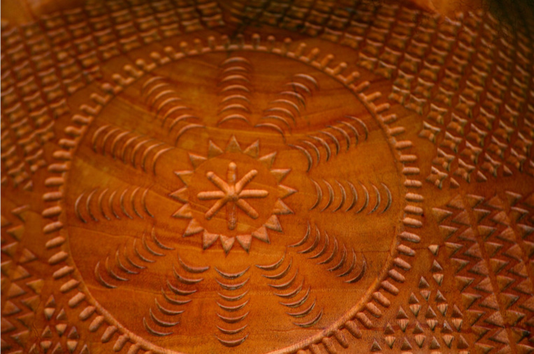 Détail d’un soleil orné de petites lunes, dû à Jacob. Détail d’un soleil orné de petites lunes, dû à Jacob.