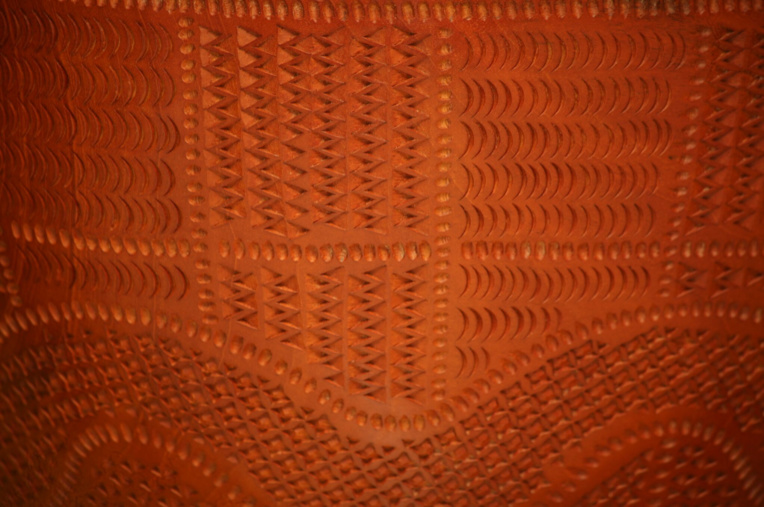 La sculpture des Australes n’a rien à voir avec celle des Marquises : il s’agit de mettre en scène lunes, soleils, dents et étoiles, entre autres motifs dominants. La sculpture des Australes n’a rien à voir avec celle des Marquises : il s’agit de mettre en scène lunes, soleils, dents et étoiles, entre autres motifs dominants.