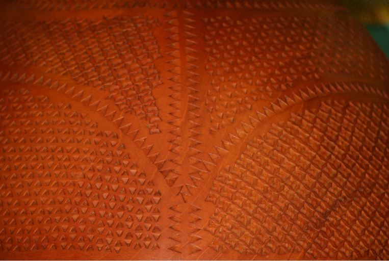 La sculpture des Australes n’a rien à voir avec celle des Marquises : il s’agit de mettre en scène lunes, soleils, dents et étoiles, entre autres motifs dominants. La sculpture des Australes n’a rien à voir avec celle des Marquises : il s’agit de mettre en scène lunes, soleils, dents et étoiles, entre autres motifs dominants.