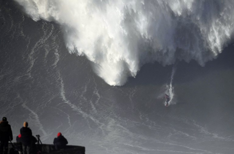 A Nazaré, une houle géante prise d'assaut par les surfeurs de l'extrême A Nazaré, une houle géante prise d'assaut par les surfeurs de l'extrême