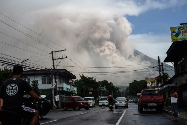Philippines: menace d'éruption imminente du volcan Mayon Philippines: menace d'éruption imminente du volcan Mayon