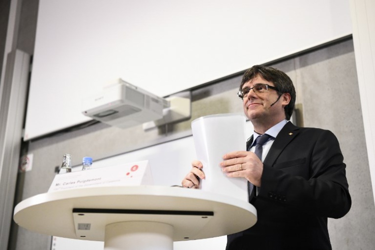 Catalogne: Puigdemont affirme qu'il formera un gouvernement, malgré les "menaces" de Madrid